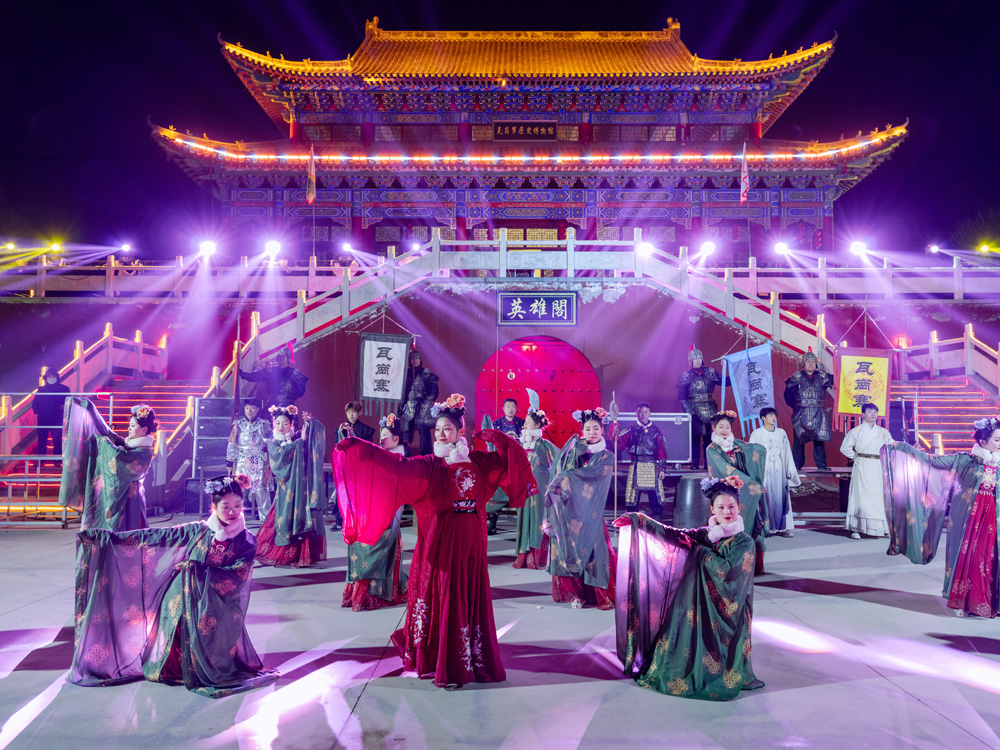 滑县-许妍13837229266《隋唐盛世》2025年2月拍摄于滑县瓦岗寨。图为瓦岗寨景区英雄阁前春节期间的文艺表演。